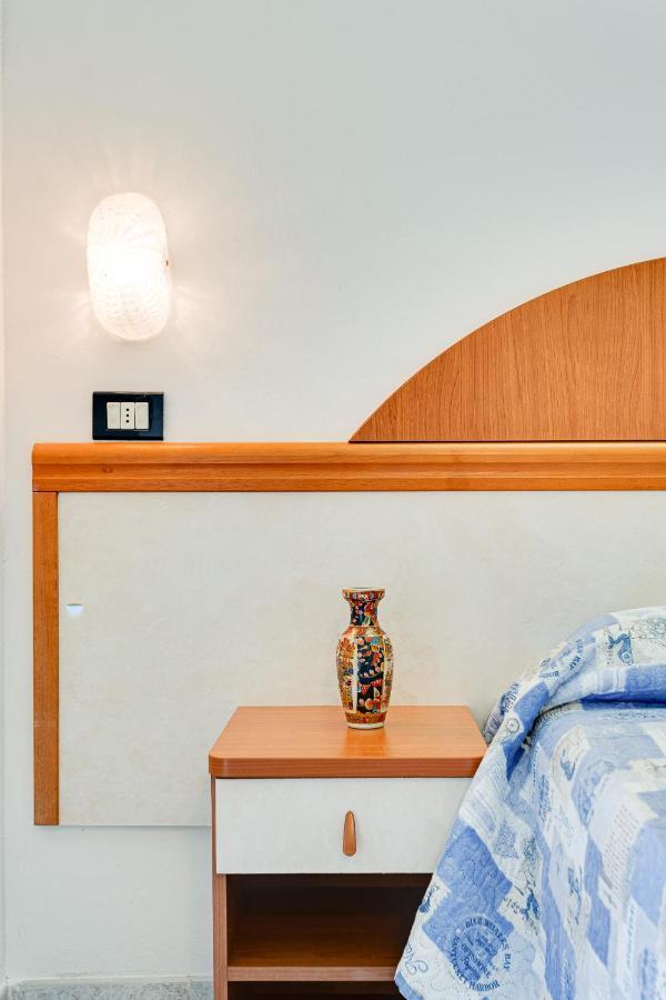 Hotel Augustus กัตเตโออามาเร ภายนอก รูปภาพ