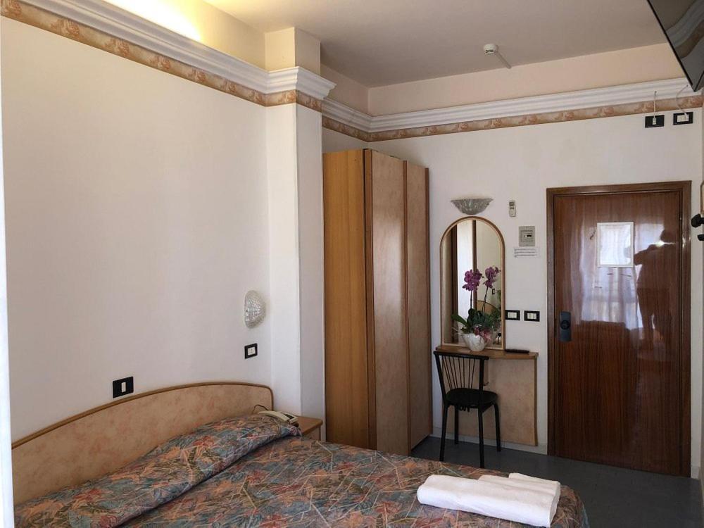 Hotel Augustus กัตเตโออามาเร ภายนอก รูปภาพ