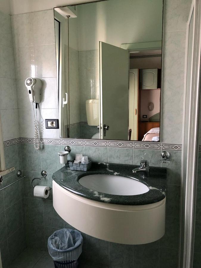 Hotel Augustus กัตเตโออามาเร ภายนอก รูปภาพ