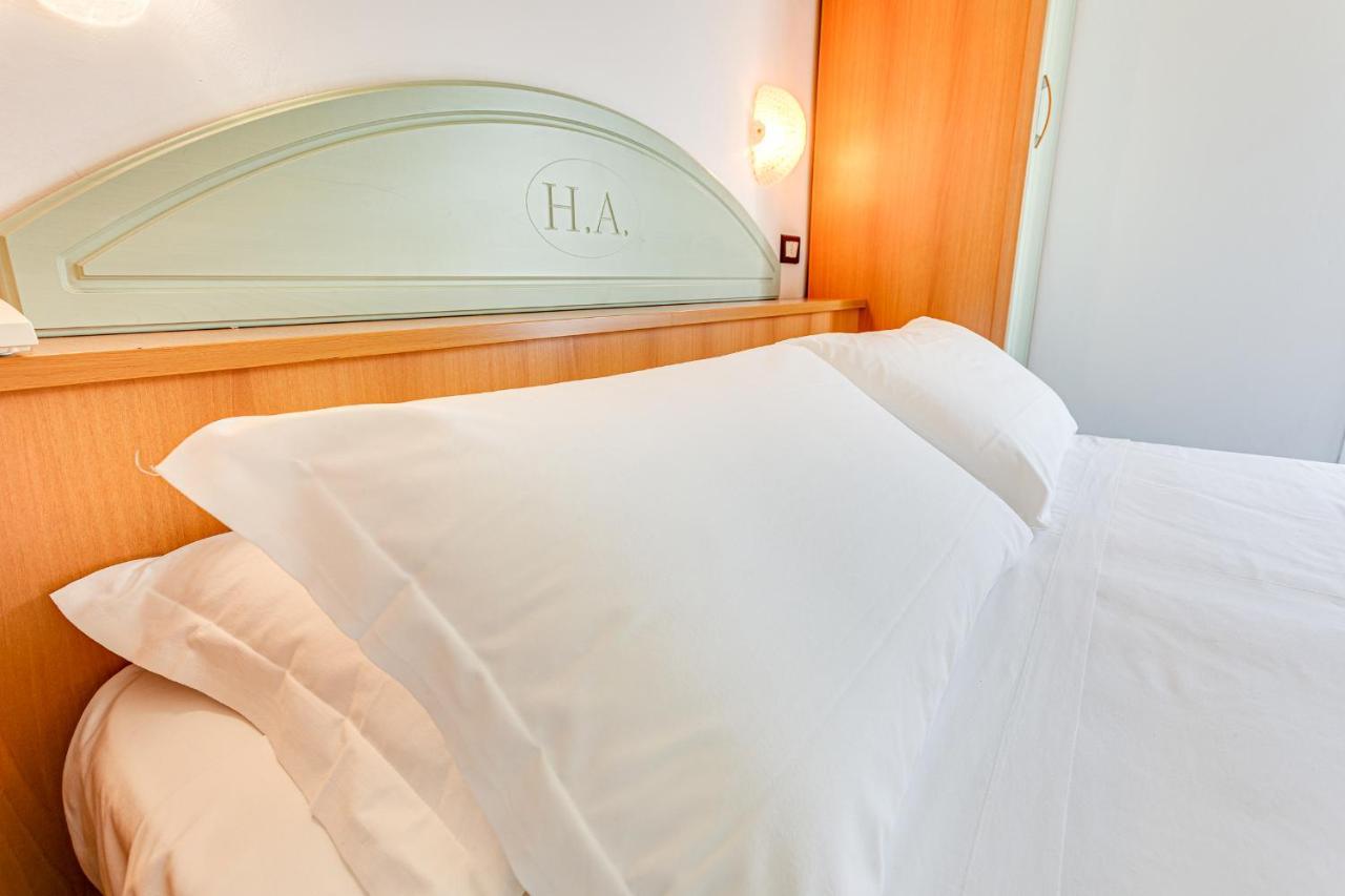 Hotel Augustus กัตเตโออามาเร ภายนอก รูปภาพ