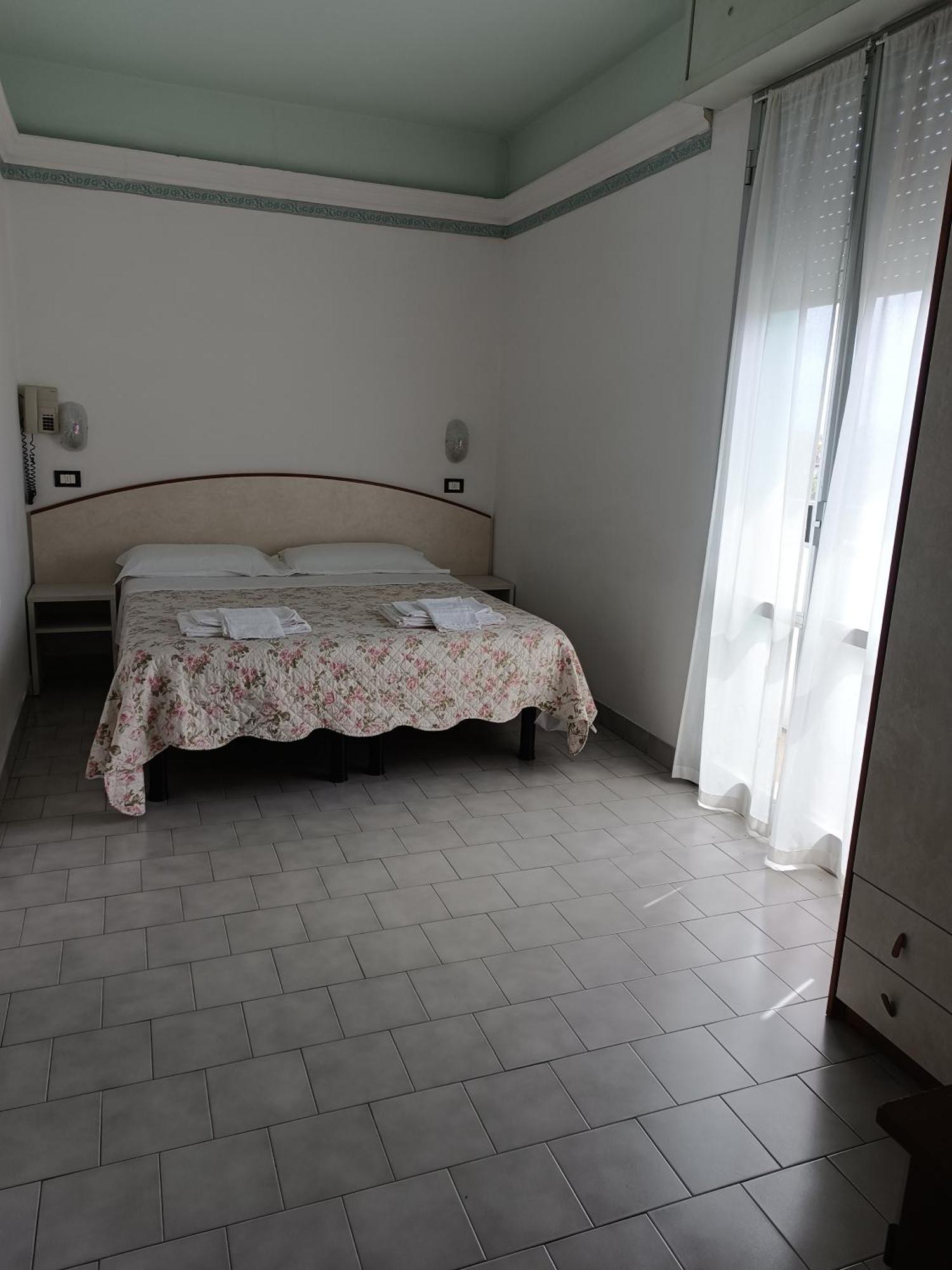 Hotel Augustus กัตเตโออามาเร ภายนอก รูปภาพ